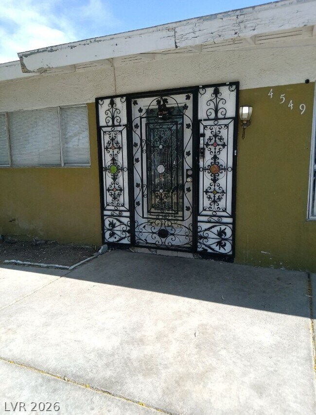 Building Photo - 4549 Oakdale Ave
