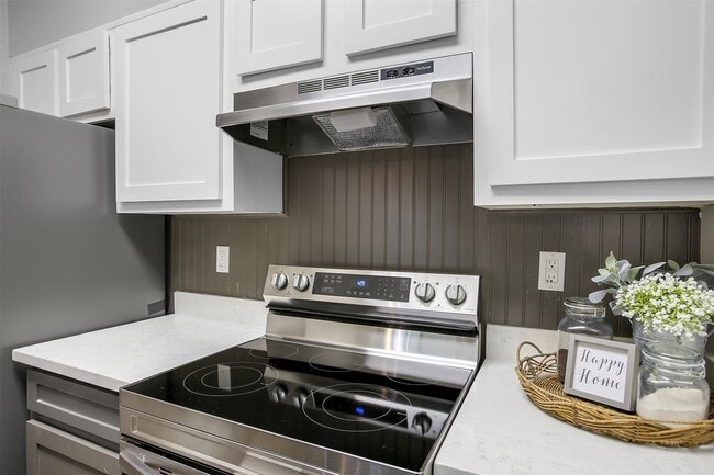 Building Photo - 7065 N Holiday Dr