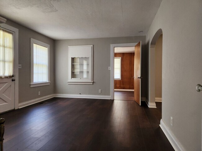 Building Photo - Charming 3-bedroom, 1.5-bathroom home loca...