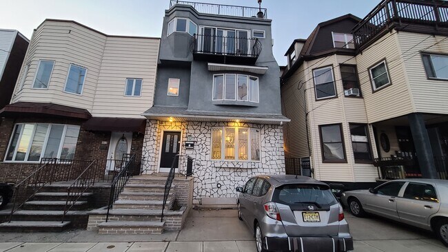 Building Photo - 2019 Palisade Ave