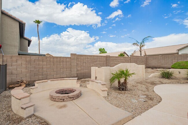 Building Photo - New Listing in Avondale