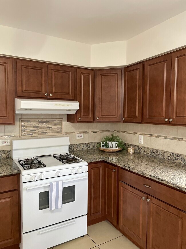 Building Photo - 6235 W Diversey Ave