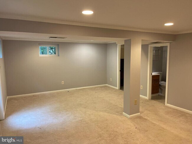 Building Photo - 6803 Dante Ct