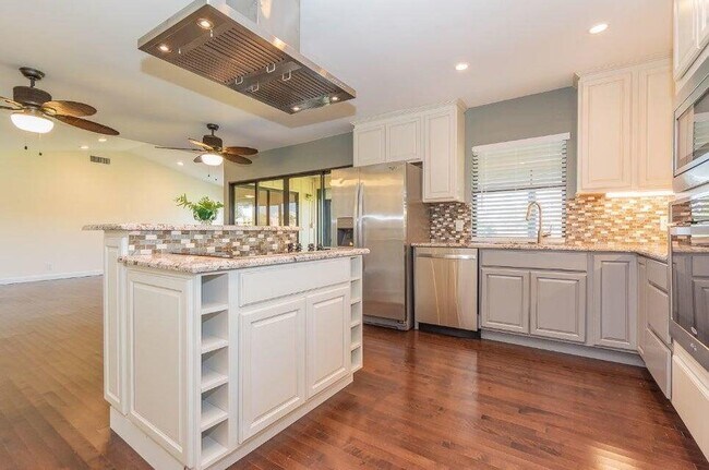 Building Photo - 13335 Cross Pointe Dr
