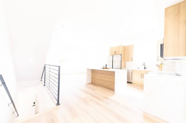 Building Photo - 4445 1/2 Auckland Ave