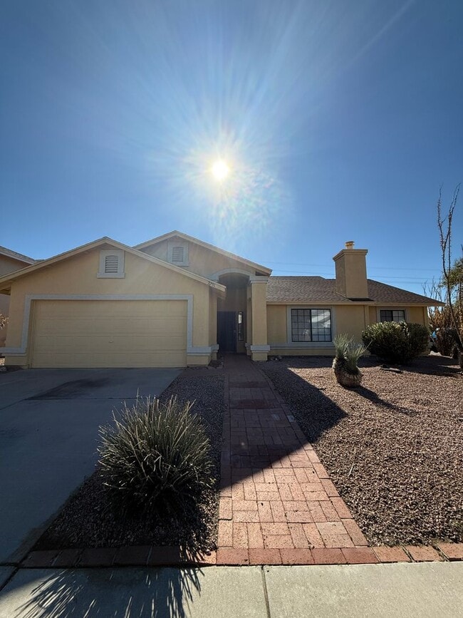 Building Photo - 3 Bed 2 Bath home in the highly desirable Northwest Tucson area. New paint, Carpet an Appliances!