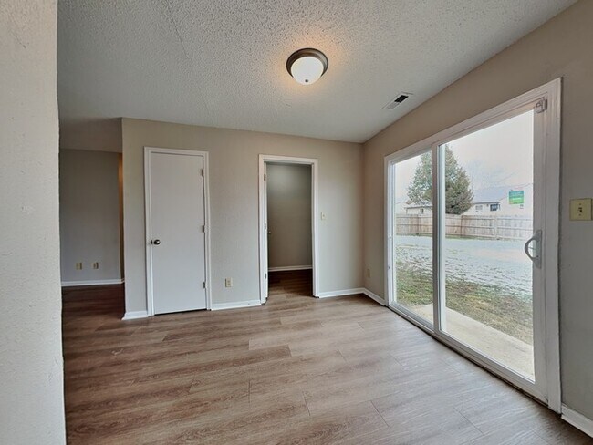Building Photo - 4073 FairOaks Dr