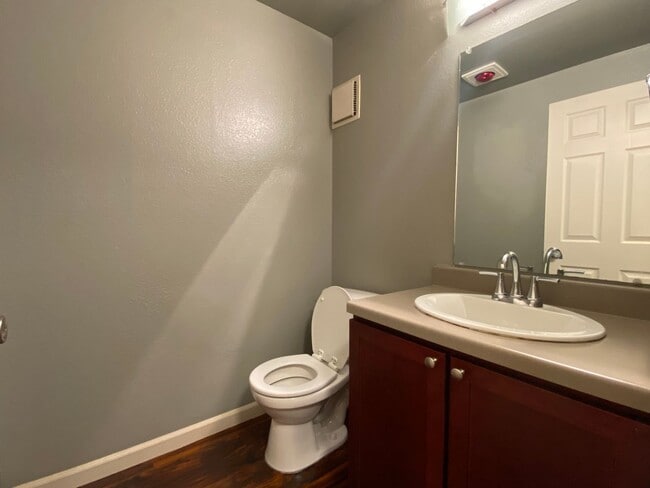 Building Photo - Practical 3 bedroom Des Moines Condo