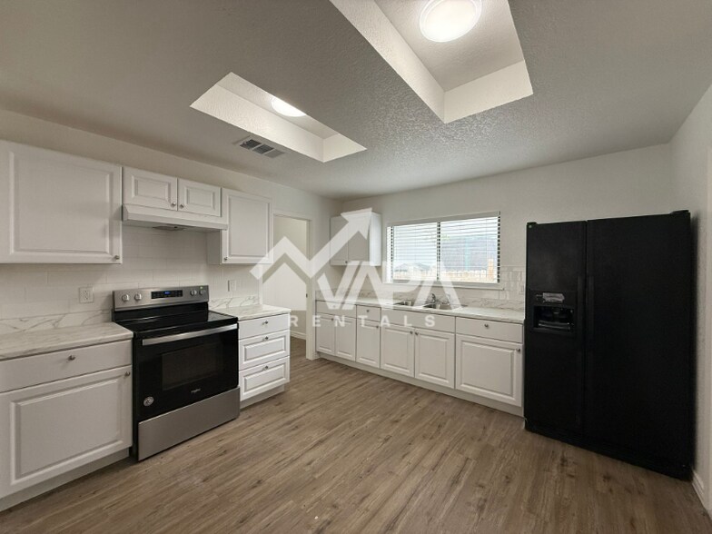 Building Photo - 4455 Sherwood Way