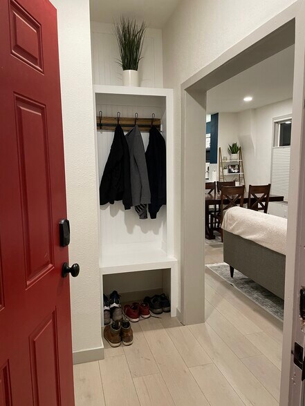 Foyer - 3136 N Elizabeth St