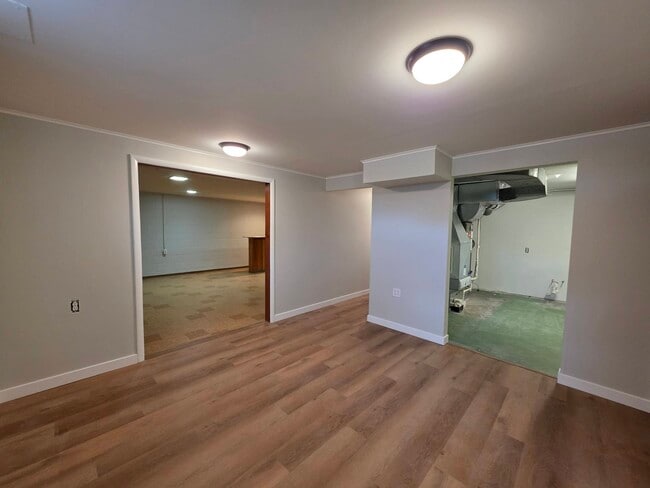 Building Photo - 821 N Rd 48