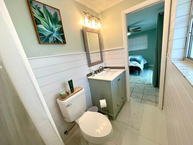 Building Photo - Beautiful Pool Home in East Venice