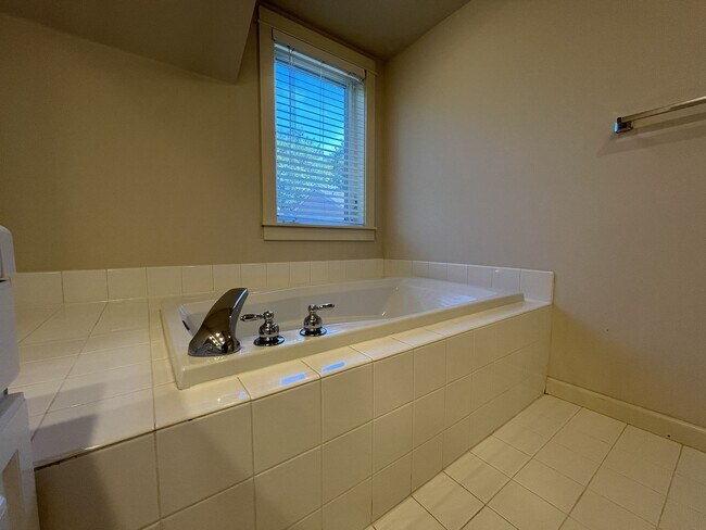 Building Photo - Incredible Forrest Park Townhome!! 2 bedroom, 2 bath, HUGE attached Garage!