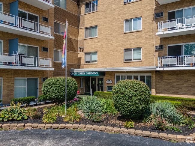 Building Photo - Cross Creek Apartments