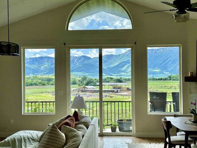 Building Photo - 151 850 W