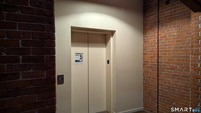 Building Photo - 839 Main St