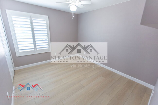 Building Photo - 944 W Meseto Ave