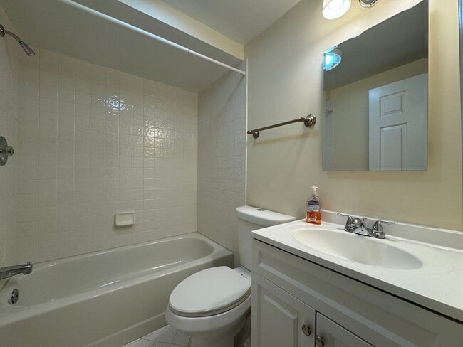 Building Photo - Well-Maintained 3 Bed 3.5 Bath Townhome Wi...