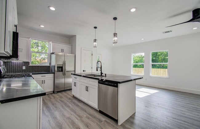 Building Photo - 6531 Rosemary Ln