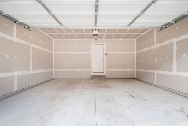 Building Photo - 15088 Krueger St