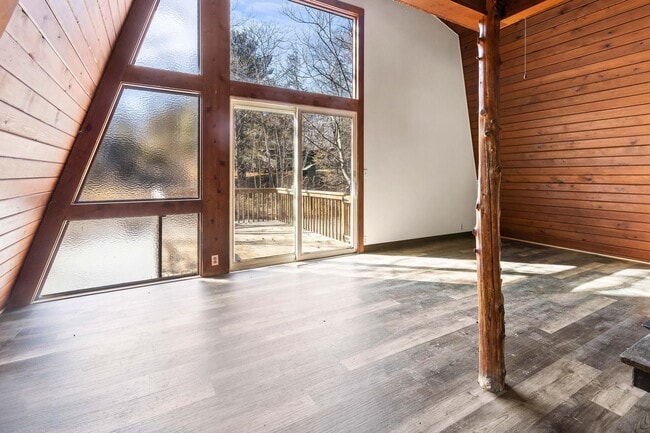 Building Photo - 304 Lake Lodge Dr