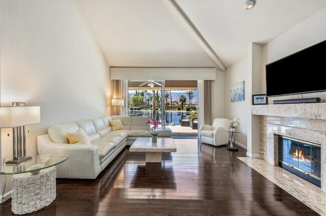 Building Photo - 142 Lakeshore Dr