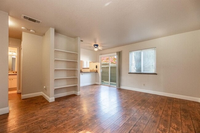 Building Photo - Move-In Ready 1-Bedroom Condo Cobblestone Glen SEE VIDEO