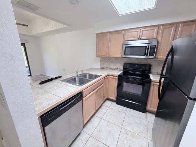 Building Photo - 2 Bedroom Condo on a Corner Lot Available for Rent