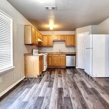 Building Photo - 402 Kings Way Dr