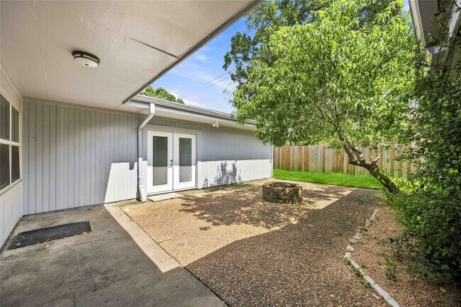 Building Photo - 6215 Queensloch Dr