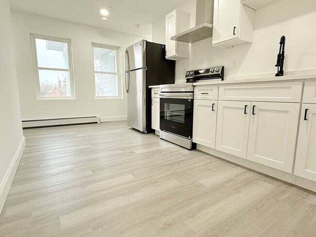 Building Photo - 23 Bellevue St