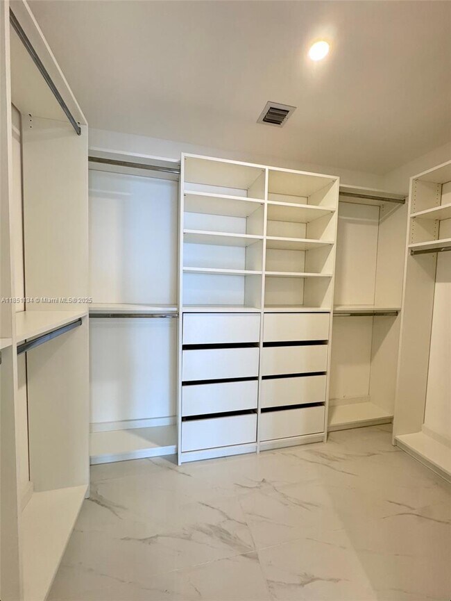 Building Photo - 700 NE 24th St