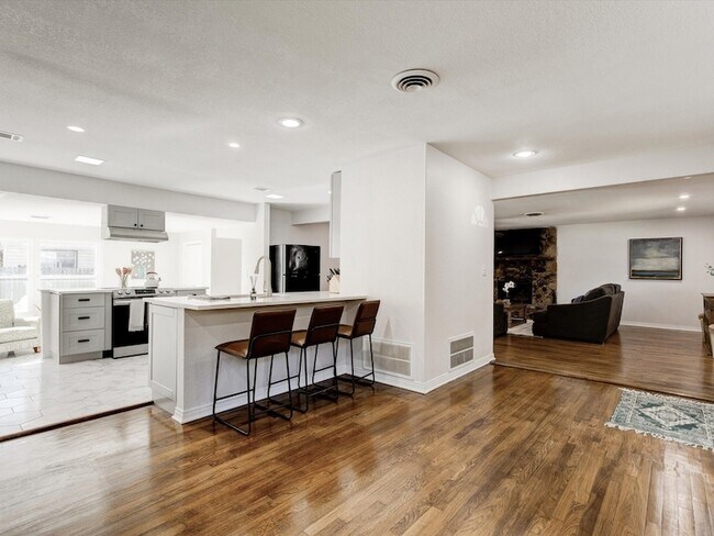 Building Photo - 3511 Corto Ave