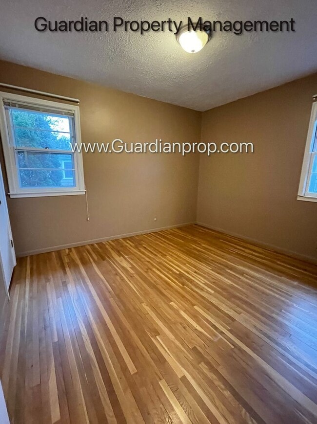 Building Photo - Single Family Home Featuring 2 Baths, 2 Car Garage, Fireplace, and Fenced in Yard