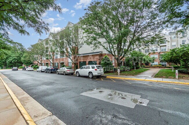 Building Photo - 4860 Eisenhower Ave
