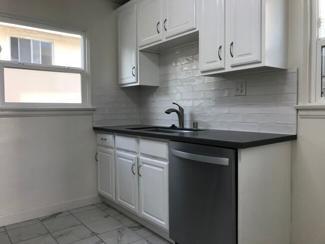 Building Photo - 12936 Moorpark St