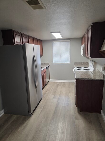Building Photo - 5098 River Glen Dr