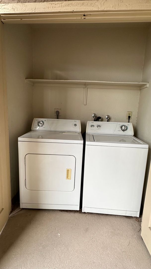 Building Photo - 2 Bedroom Condo in Guard Gated Community