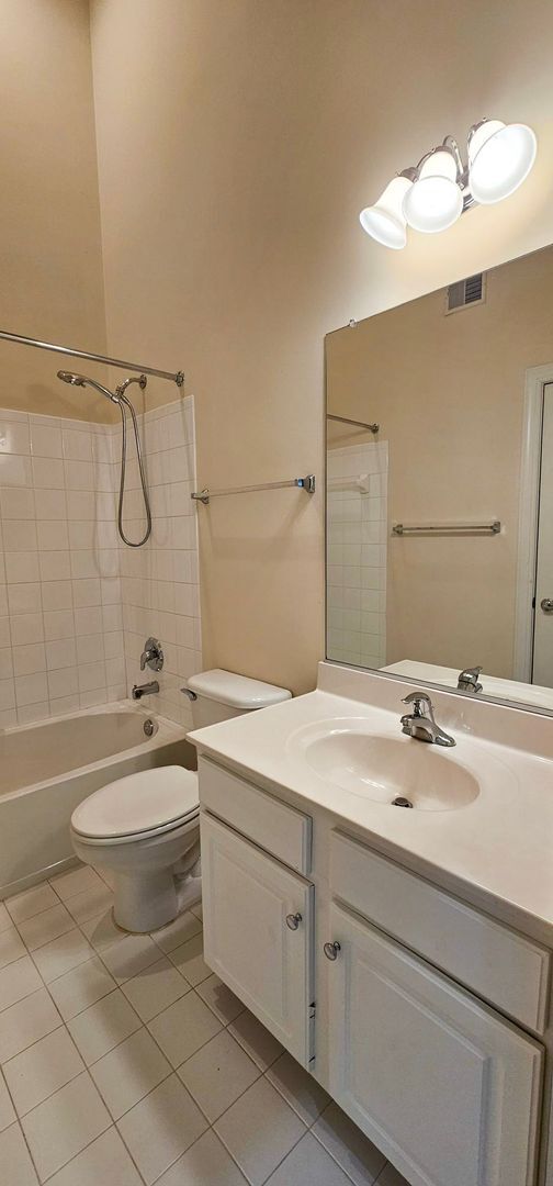 Building Photo - Beautiful And Spacious 3 Bed 3.5 Bath Bric...