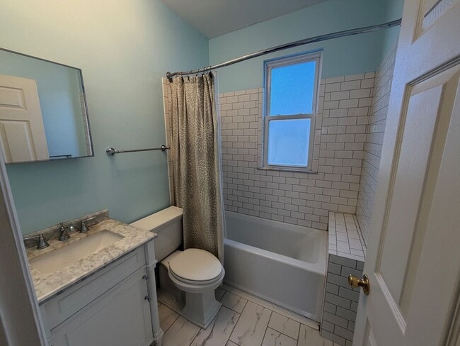 Building Photo - Garden District Gem Just Steps from It All