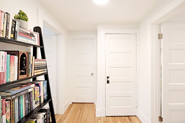 Building Photo - Nicely Updated Fry's Spring Apartment With Utilities Included