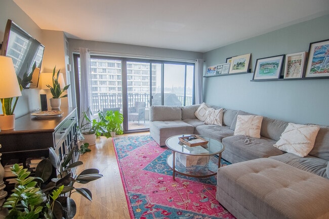 Building Photo - 2020 N Lincoln Park W