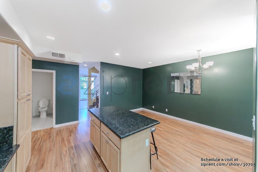 Building Photo - 11622 Oxnard St