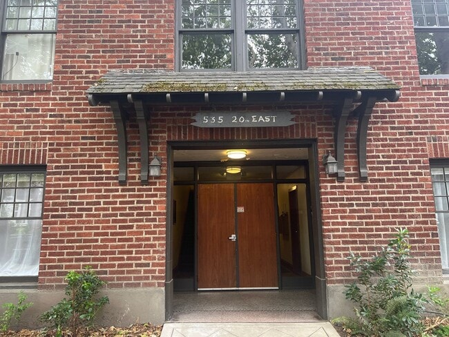 Building Photo - Newly Remodeled Condo on Capitol Hill - Close to UW