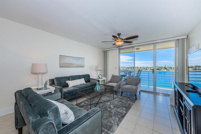 Building Photo - 6083 Bahia Del Mar Cir N