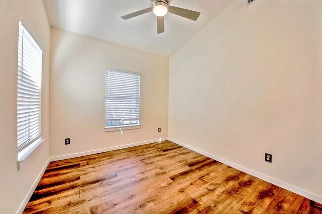 Building Photo - Stylish Two Story Townhome in the Cedars District of Dallas