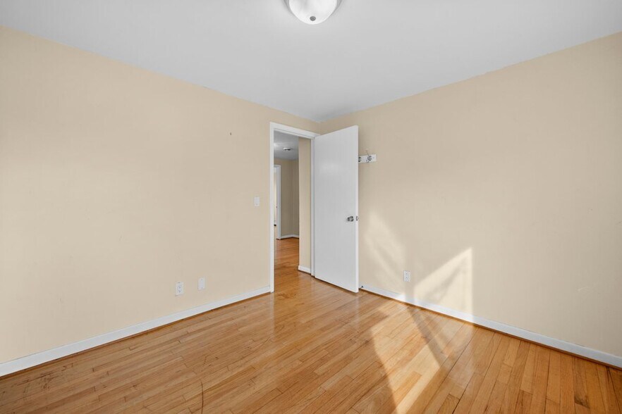 Building Photo - 2616 Douglas Dr