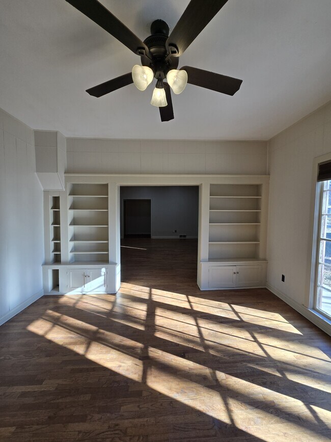 Building Photo - 517 S Vine St