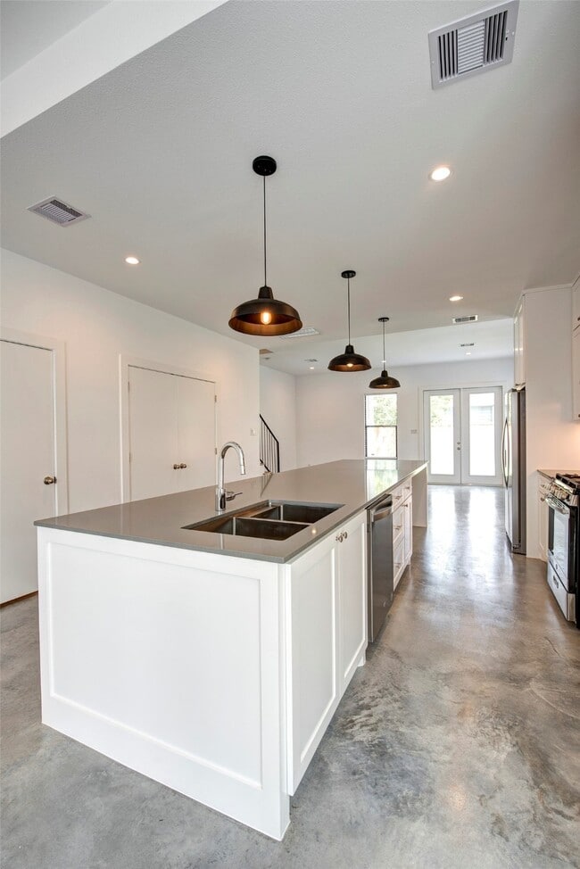 Building Photo - 1733 Airline Dr