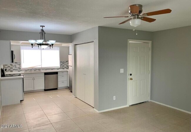 Building Photo - 1542 W Sahuaro Dr